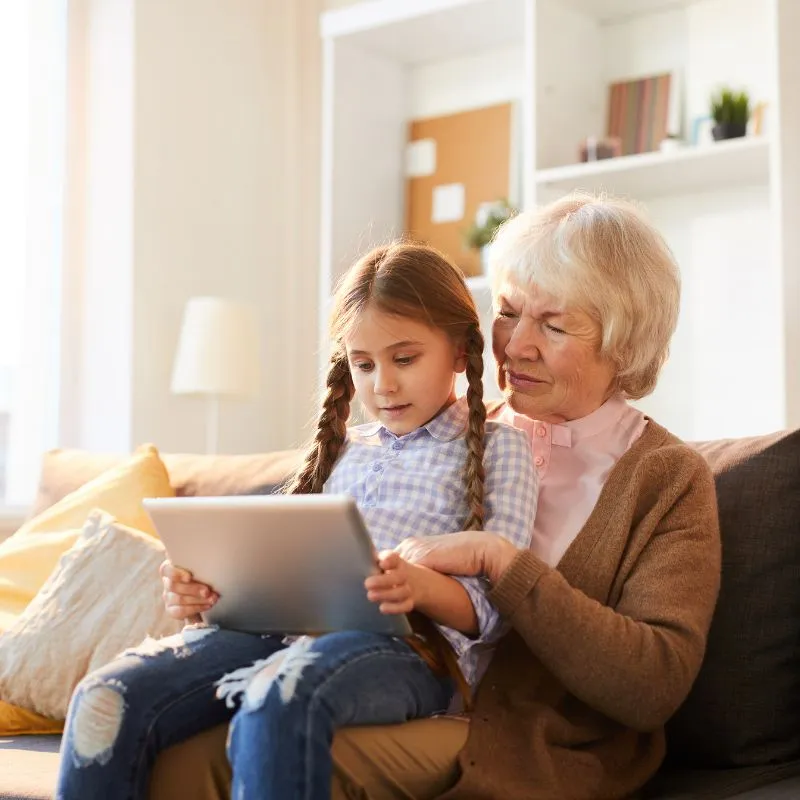Babcia i wnuczka trenują z HeadApp na tablecie